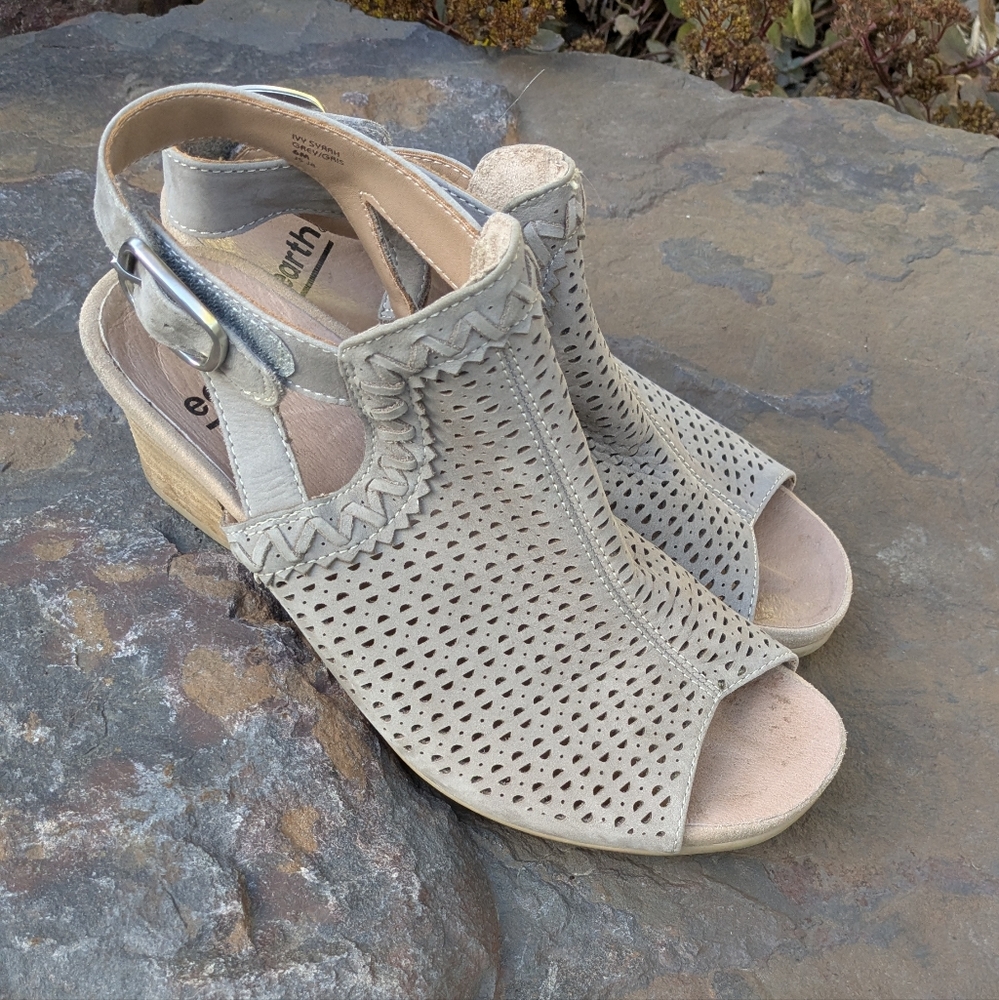 EARTH Woman’s Ive Syrah Laser-Cut Suede Comfort Sandals Color Grey Size 6